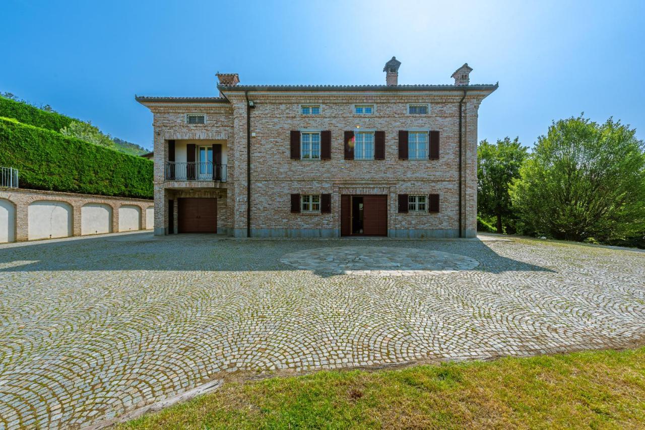 Villa Cornelia , Entire Villa With Private Pool Corneliano d'Alba ภายนอก รูปภาพ