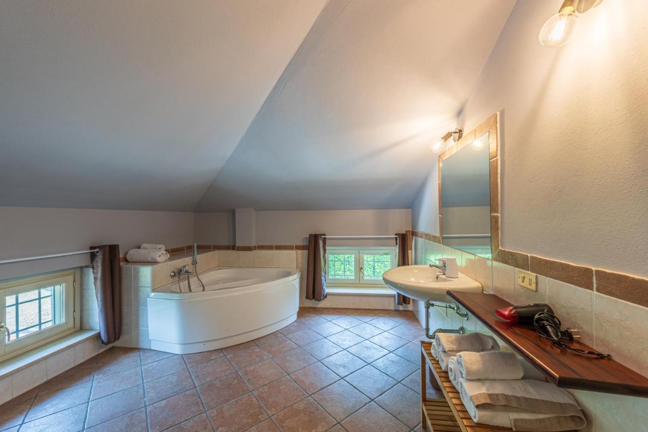 Villa Cornelia , Entire Villa With Private Pool Corneliano d'Alba ภายนอก รูปภาพ