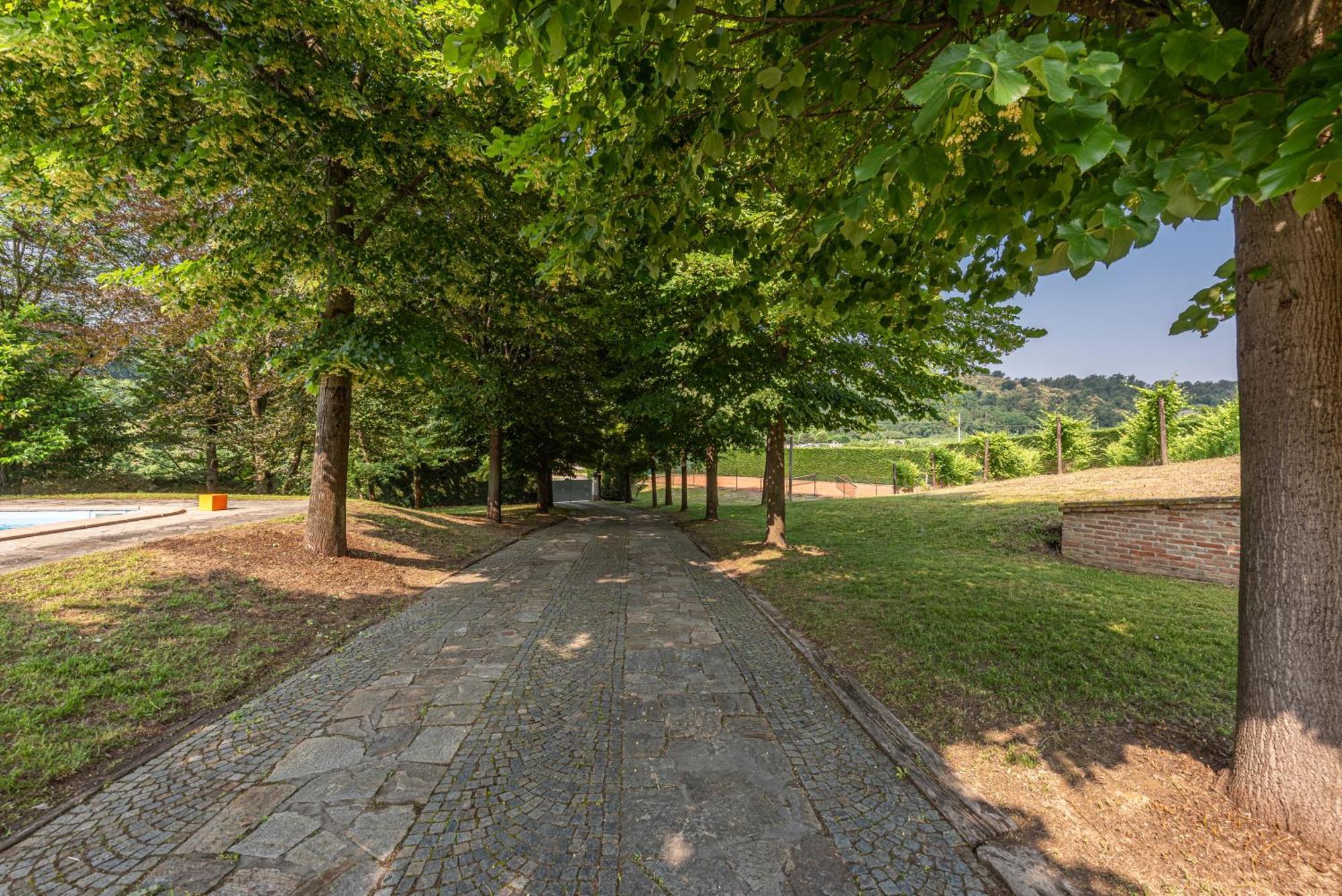 Villa Cornelia , Entire Villa With Private Pool Corneliano d'Alba ภายนอก รูปภาพ